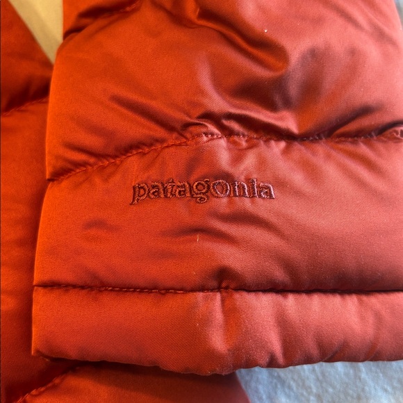 Patagonia Women’s Red Quilted Hooded Puffer Jacket , S , $43 - Picture 5 of 9